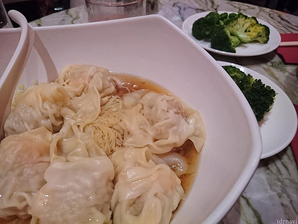 ワンタン麺とブロッコリー。量が多い…。
