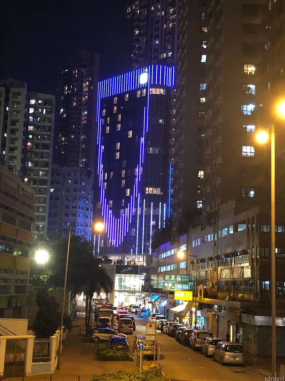 夜だと分かりやすい建物です。