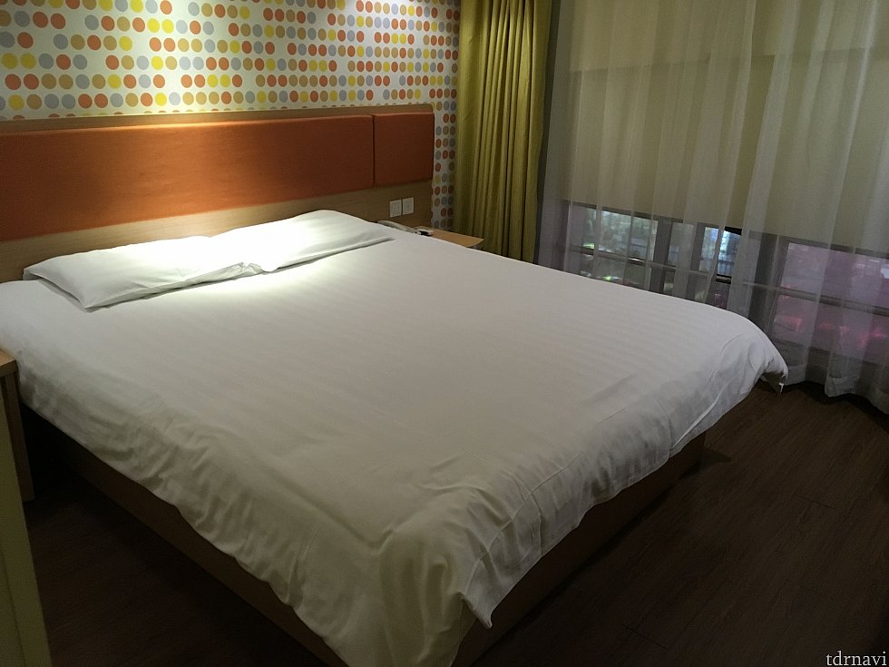 お部屋はダブルベットルーム!かなり大きなベッドです