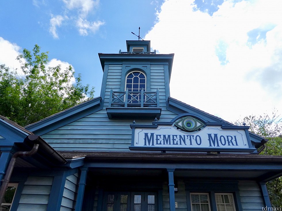 MEMENTO MORIの入口
ホーンテッドマンションとはテイストが異なりますが、なんとなく不気味な雰囲気が漂います。