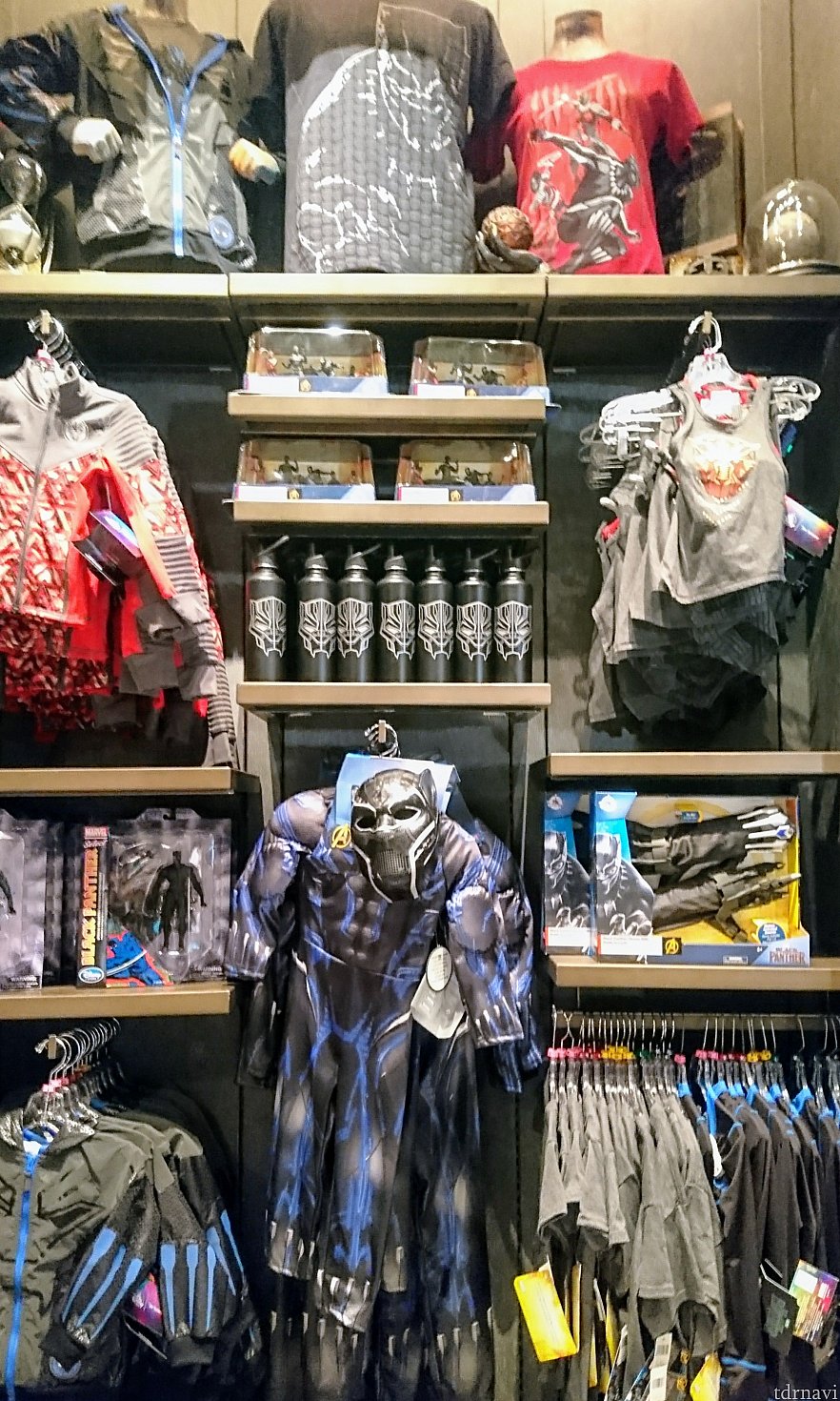 今が旬のブラックパンサー。グッズの種類が豊富で、他の場所にも置いてありました。