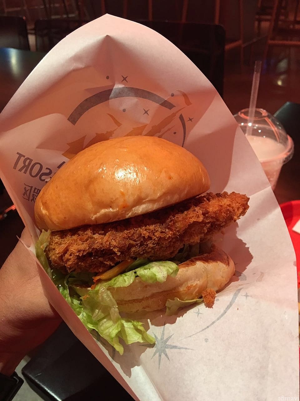 僕の拳👊よりも全然大きなハンバーガー🍔トンカツがバンズからはみ出しています。