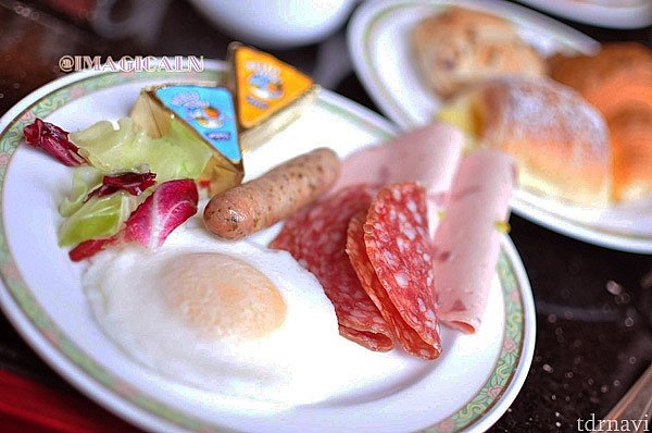 ハイピリオン・ラウンジで朝食を…