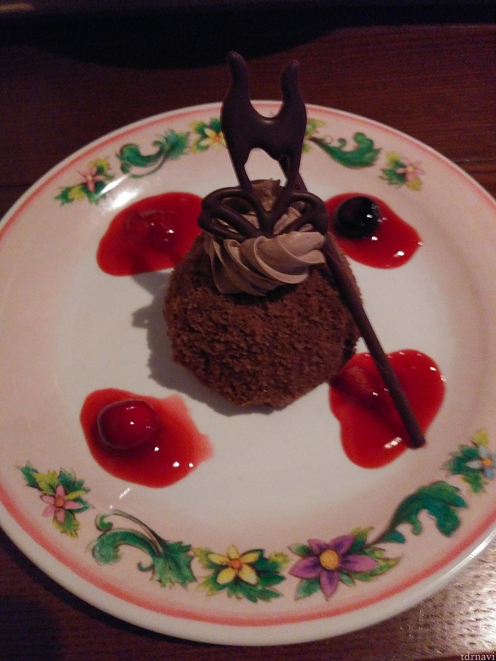 チョコレートムースの上にはチョコレートで出来てるマレフィセントが😄
赤いのはベリーのソースです。イチゴやブルーベリーも入ってました。