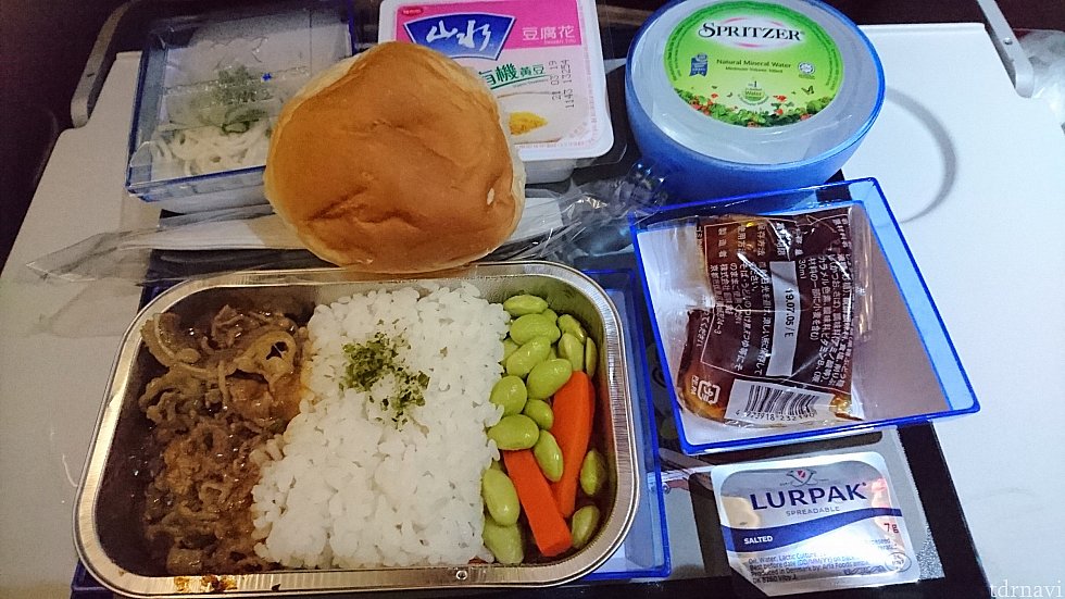 ビーフライスです
パンは行きも帰りも美味しくいただきました。
バターがルアーパックなのが嬉しいです。