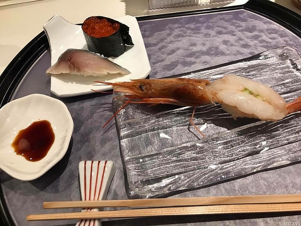 エビは頭と尻尾付きでとってもジューシーです(^o^)
