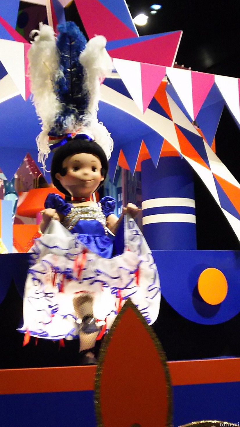 イッツ・ア・スモールワールドのフレンチカンカンのフレンちゃん!子どもたちには愛情をこめて一人一人名前がついてるんだ。