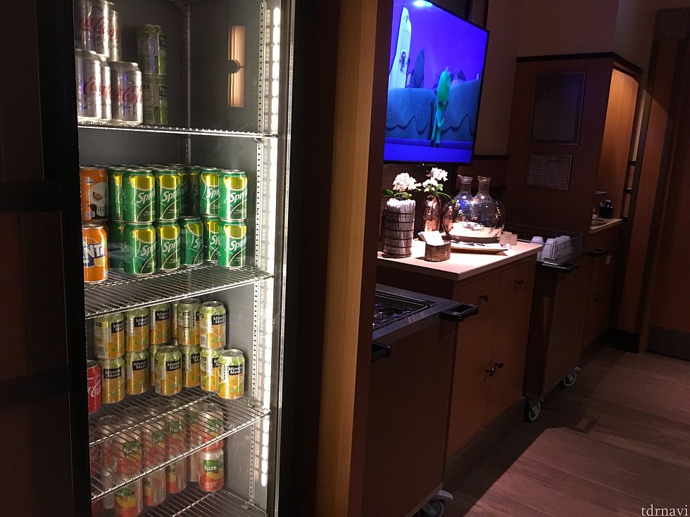 ドリンクバー。奥にコーヒーマシンがあります。本当にソフトドリンクのみです
