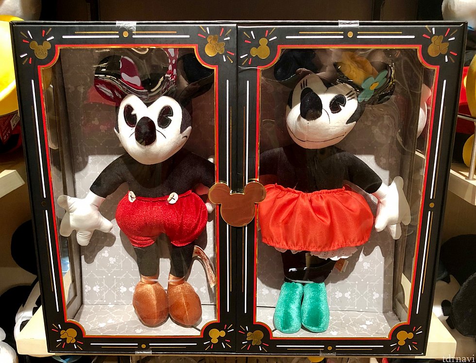 昔のミッキー&ミニースタイルのぬいぐるみもありました。
