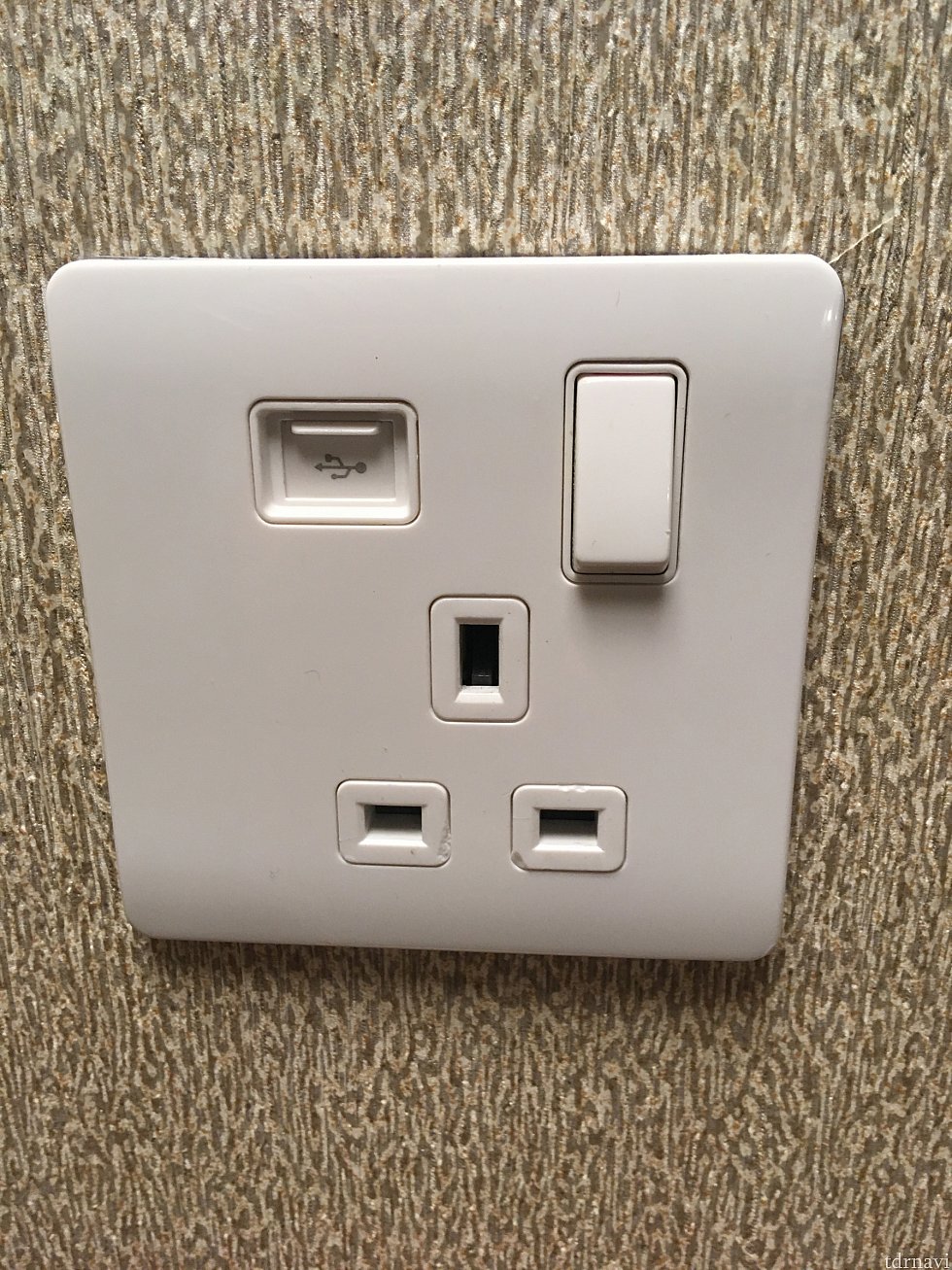USBのシャッターが手を離すと閉まる構造の為、地味に接続し辛い。