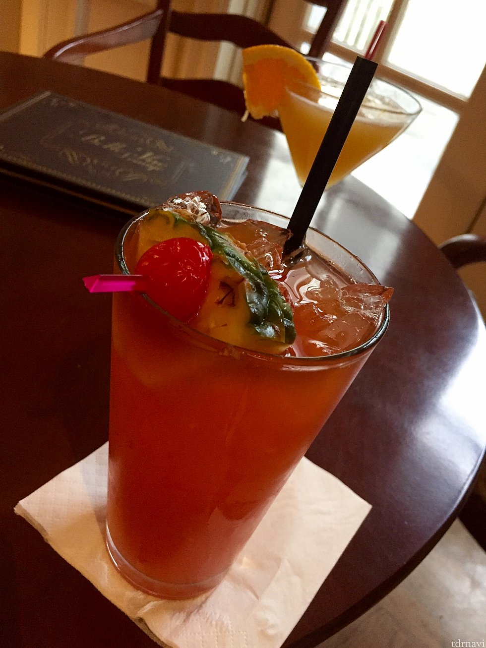 僕が注文した、Captain's Mai Tai。僕のディズニーのお気に入りのカクテルです。バーテンダーさんによっては、一口でクラクラするほど強いのを作ってくれる人もいます。ラムベースのパッションフルーツのカクテルで飲みやすいです。