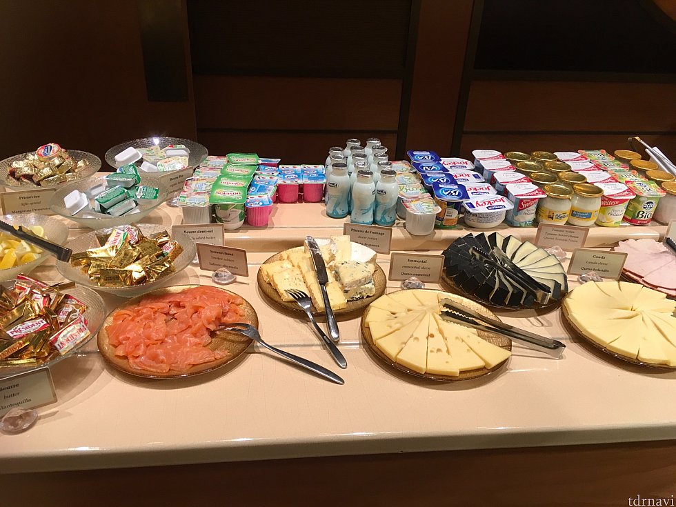 それ以上にびっくりしたのがヨーグルトの品揃え!チーズはわかる気がしますが、ヨーグルトまでここまで揃っているとは…!