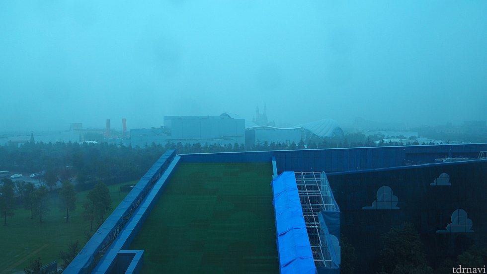雨で良く見えませんが、正面にパークが見えます。晴れていれば、トロンが通る様子も見られますよ!