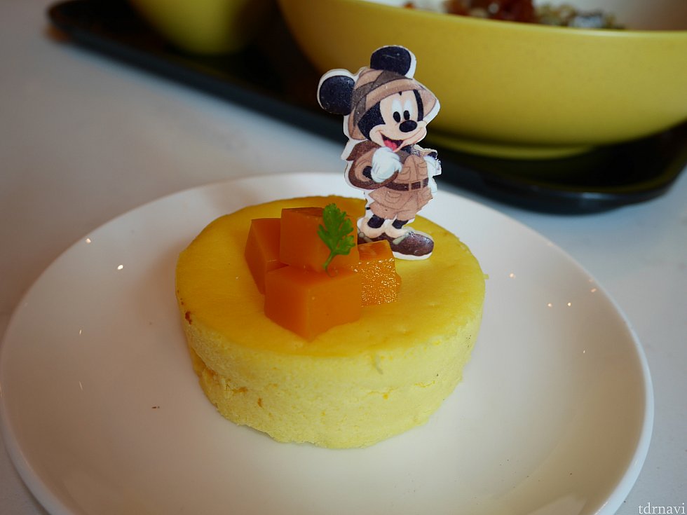 これが食べたかった!探検家ミッキーはマンゴーチーズケーキ☆中にもマンゴーペーストが入っていて美味です♪