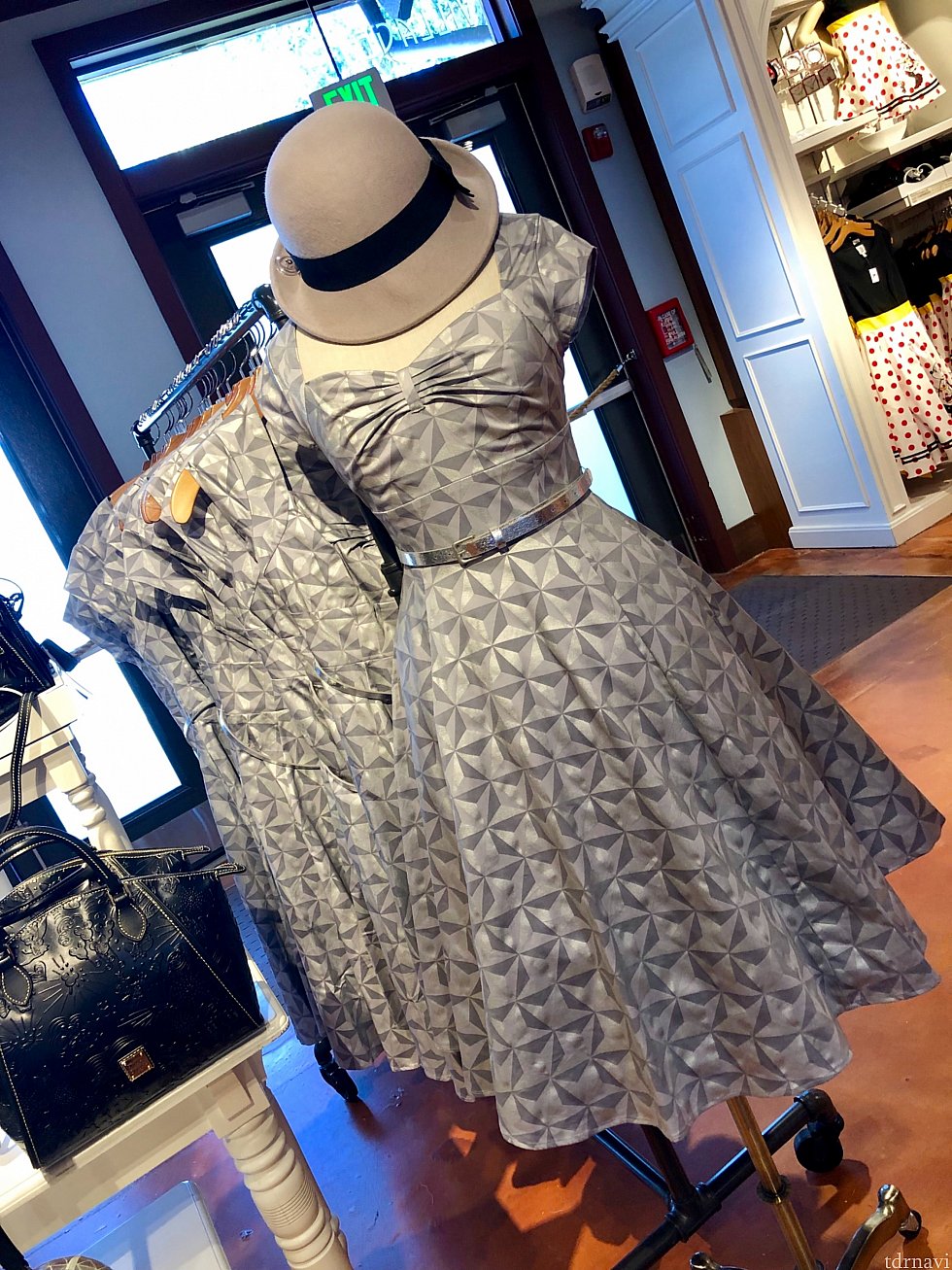 最後のシルバーのドレス良く柄をみてください。WDWならではの、エプコットのシンボルである「スペースシップアース」パターンのドレス。こちらも良いですね。