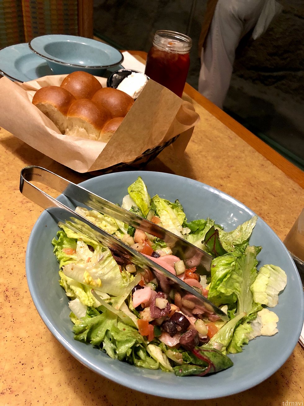 ジャスさんの事前情報通り、サラダがフレッシュでとても美味しかったです。でもサラダ食べ過ぎると、後が続かなくなります。笑