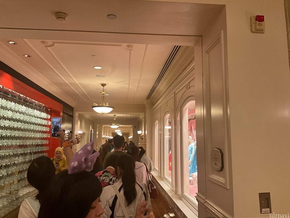 ゼッケン受取のランドホテルにて。去年は数人しか並んでなかったのに〜