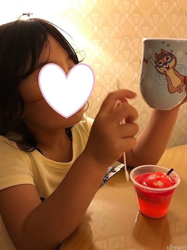 隠れミッキーがあるのでぜひ探してみてください♪チップとデールのイラストも可愛く、ベースの水色が涼しげで本当にオススメなカップです!