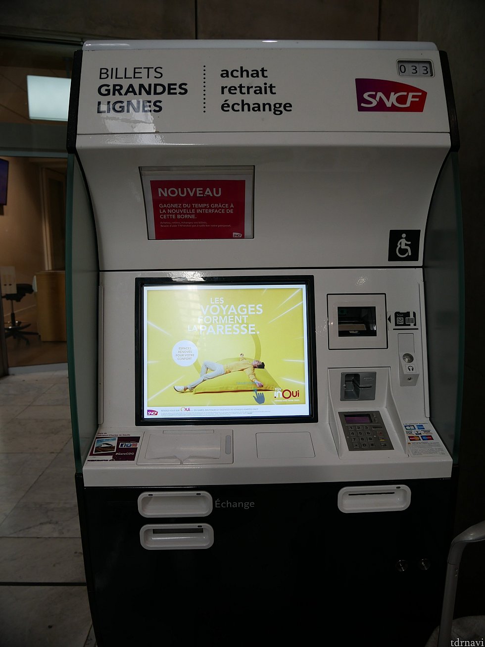 こちらがTGV用の券売機です。他にも同じように白くてSNCFと書かれた券売機がありますが、TGV用ではないです。このようにえぐれたカーブがある券売機を探してください💦