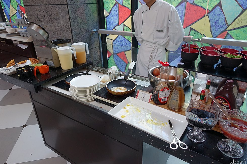 オムレツや目玉焼きはここで焼いてくれます。