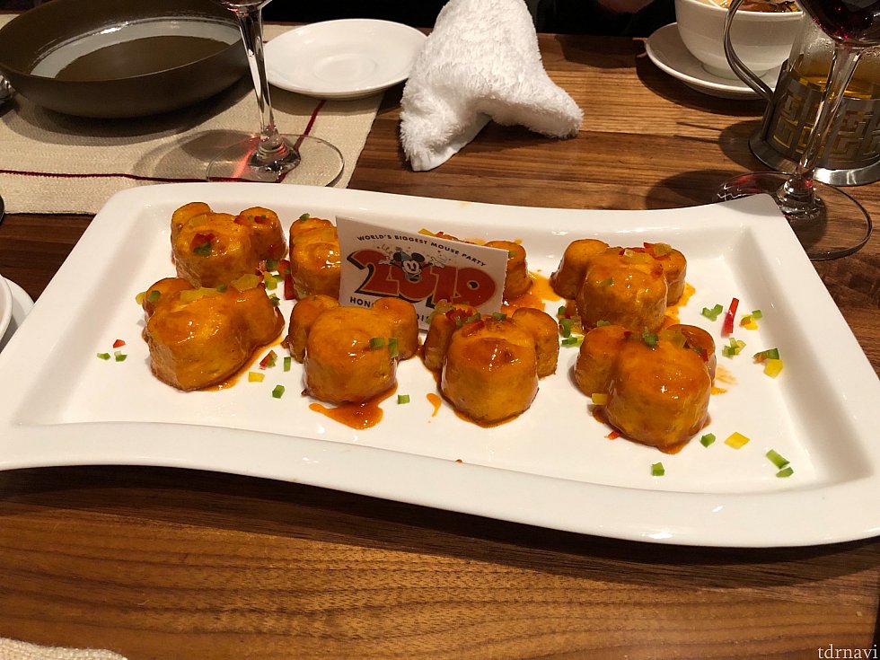 ミッキーシェイプの豆腐。メニュー表の写真ではミッキーシェイプでは無かったので、お皿が出てきた時には盛り上がりました。