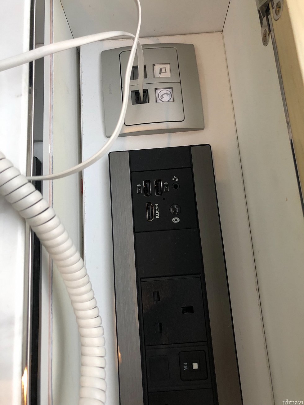 デスク横にはUSBポートが二つあり、充電に便利。