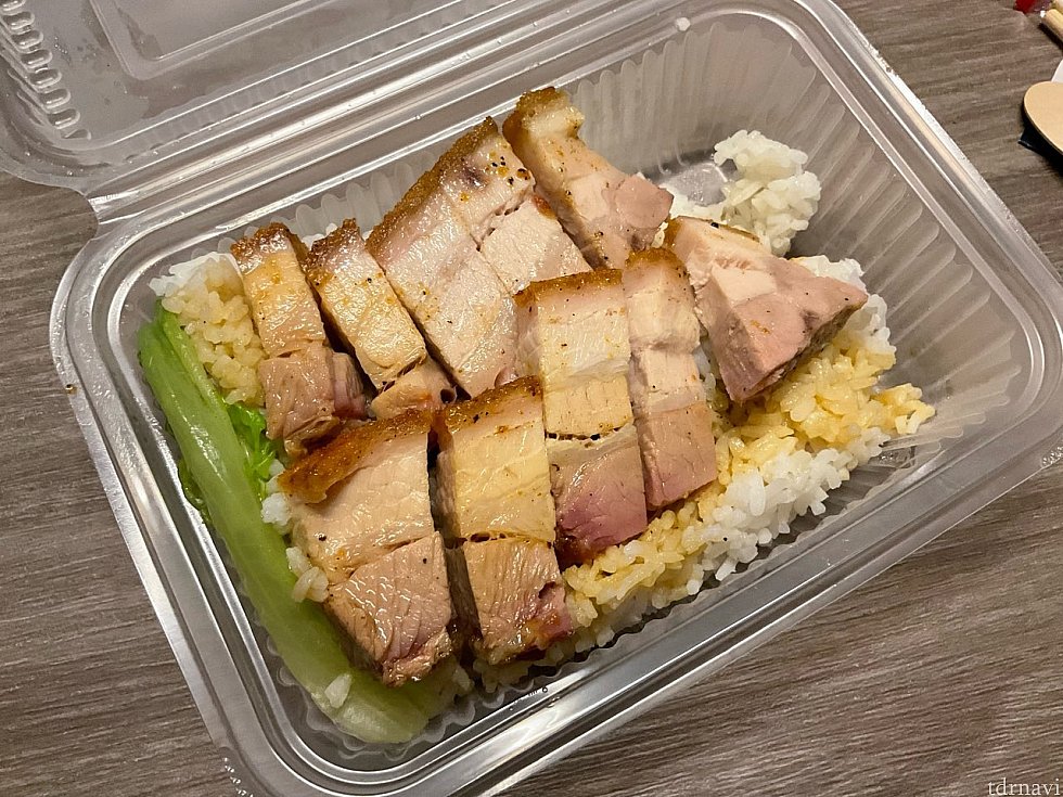 クリスピーポークをお弁当にしてもらいました(40香港ドル)。こちらも美味しい！ちなみにお店の名物はローストダックだったらしい