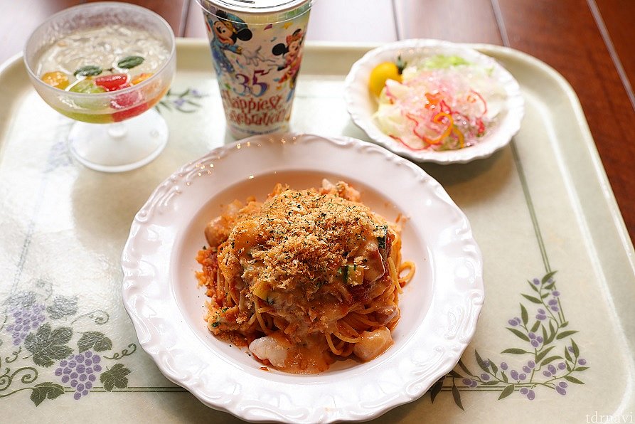 メインの
スパゲッティ海老とズッキーニのトマトクリームソース
ベーシックなスパゲティの類と思いますが
味という面では安定しており好みはありますが
大外れ!と感じる人は少ないと思います。
粉チーズをかけると絶品でした♪