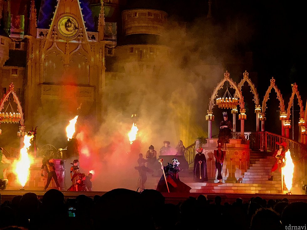 Hocus Pocus Villain Spellatacularは、映画「ホーカスポーカス」の三姉妹を中心に沢山の悪役達が出てきた豪華なショー。後ろで他の悪役達を見守る魔女達が、夜ヒットのジュディーオングや美川憲一を彷彿とさせて、ちょっと笑ってしまいました。はい、これ分かるの僕と同年代です。(笑)