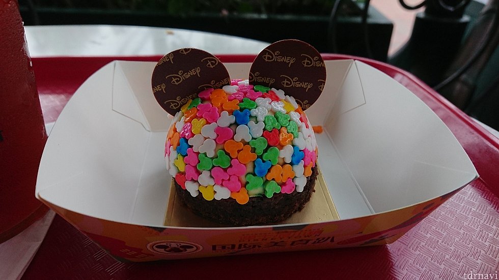カラフルなヨーグルト風味のケーキ。