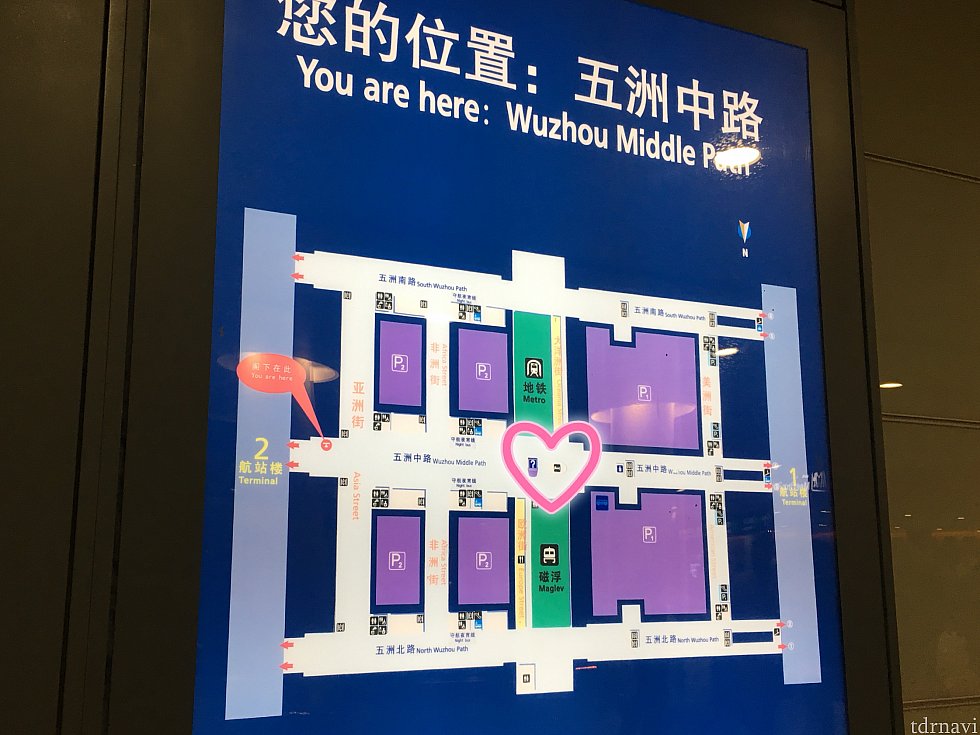 空港のマップ。ハートで囲んだ場所、ターミナルのまさにど真ん中にホテルへのエレベーターがあります。