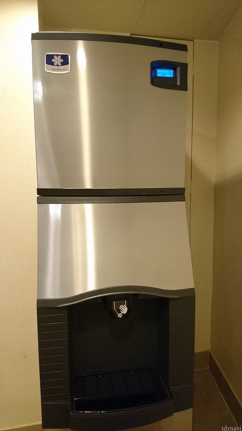 部屋の隣は製氷機でした♪