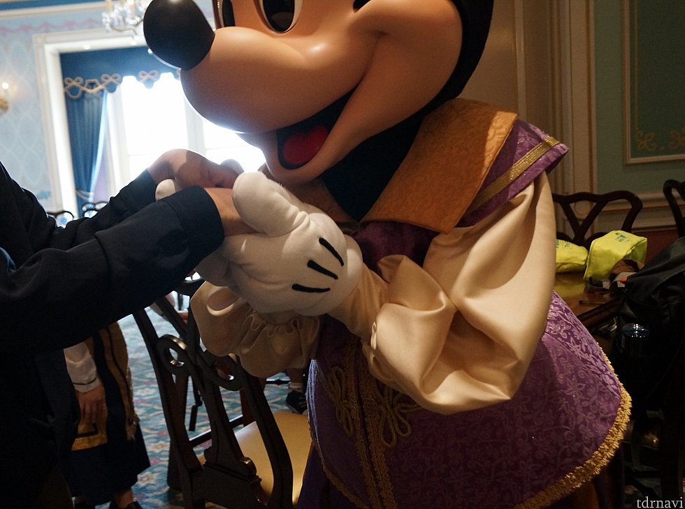 上海のミッキーは手の甲にキスするのが定番??