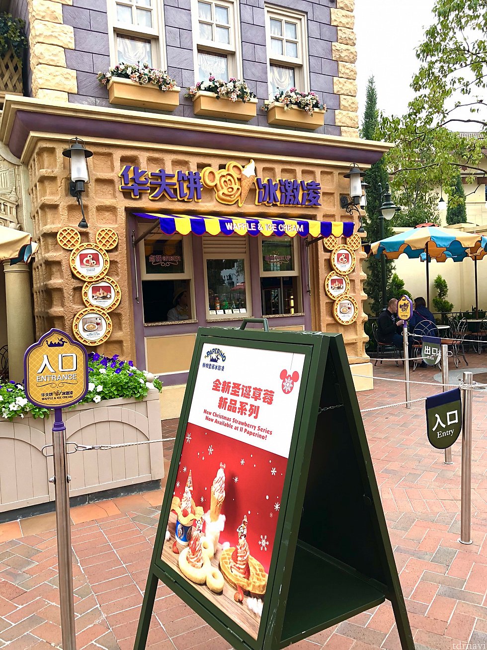 外の可愛いカウンターでは、季節のメニュー(クリスマスメニューとホットメニュー)のみ販売しているようでした。
左側で注文、右側で受け取り