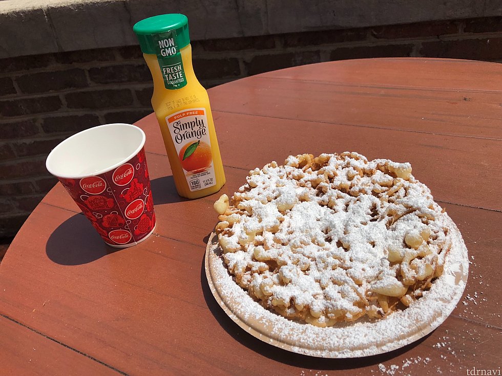 MKでファンネルケーキとオレンジジュースを食べてスナック2ポイント
ファンネルケーキ食べてるだけでキャラにもキャストにもゲストにも絡まれます。みんな好きすぎ。笑