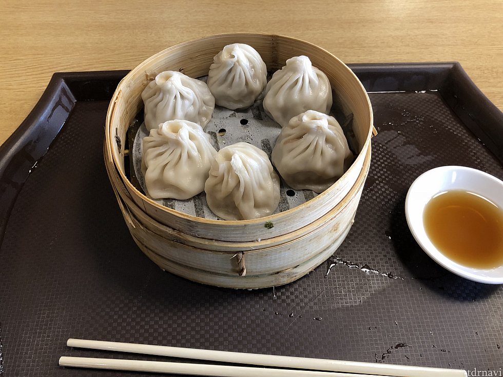 小籠包。
これで18元(約300円)ですので格安ですね!
一度アウトしてもまたイン出来ますので、食費を抑えたいかたはディズニータウンに行かれると良いですよ!