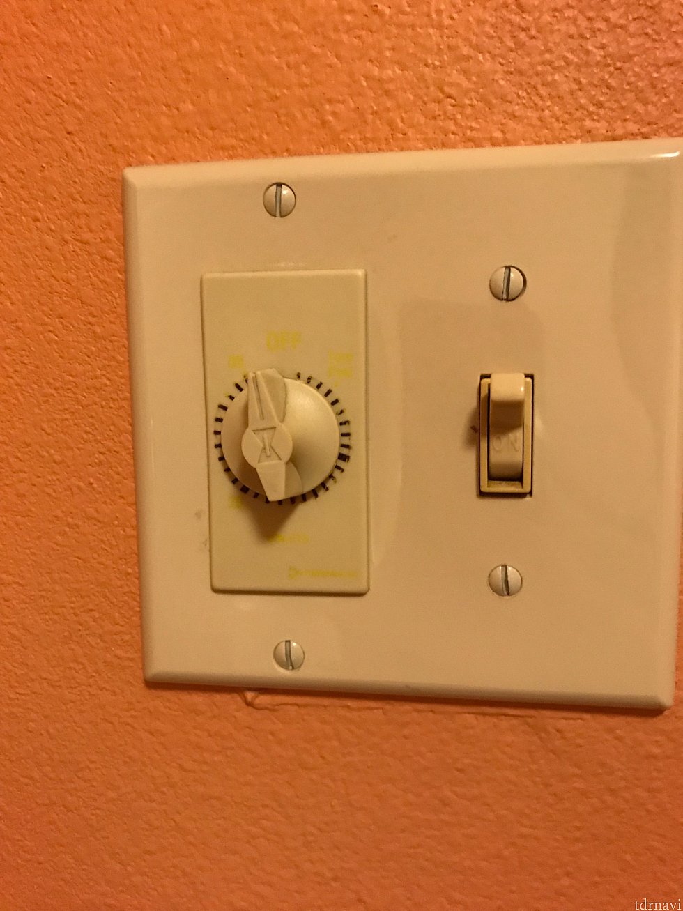 これは部屋のライトをつけるスイッチです
右側のスイッチを上げるとつき、下げると消えます