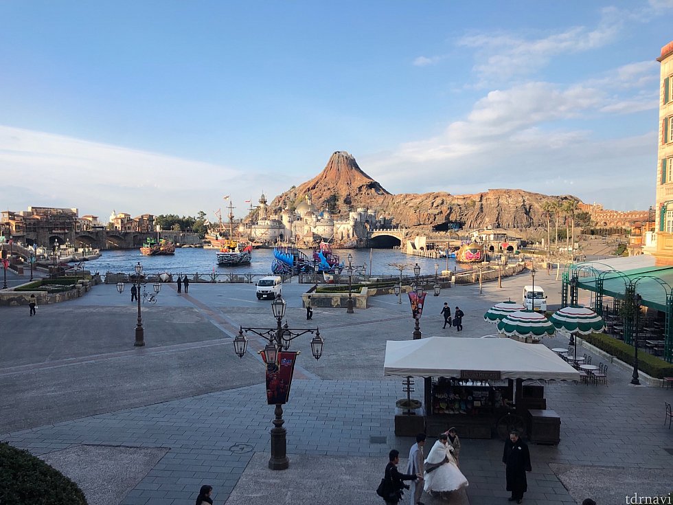 8:10開園前のTDS。ヴィランズのフロートがリハーサルをしていました。時期的にイースターのリハーサルでしょうか。