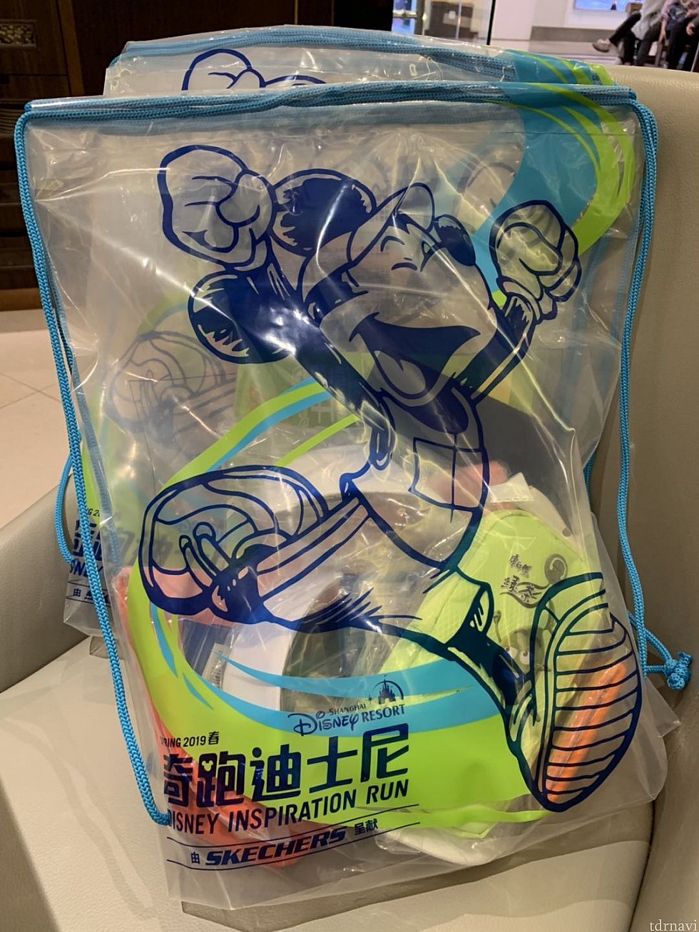 透明のリュック型のビニール袋にゼッケンやその他の物が入っています。