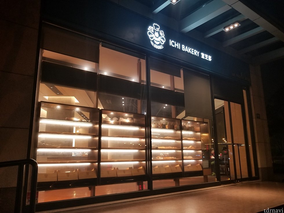 ホテル沿いに歩いていたら美味しそうなパン屋さんもありました。上海市内にたくさん店舗があるお店だそうです。