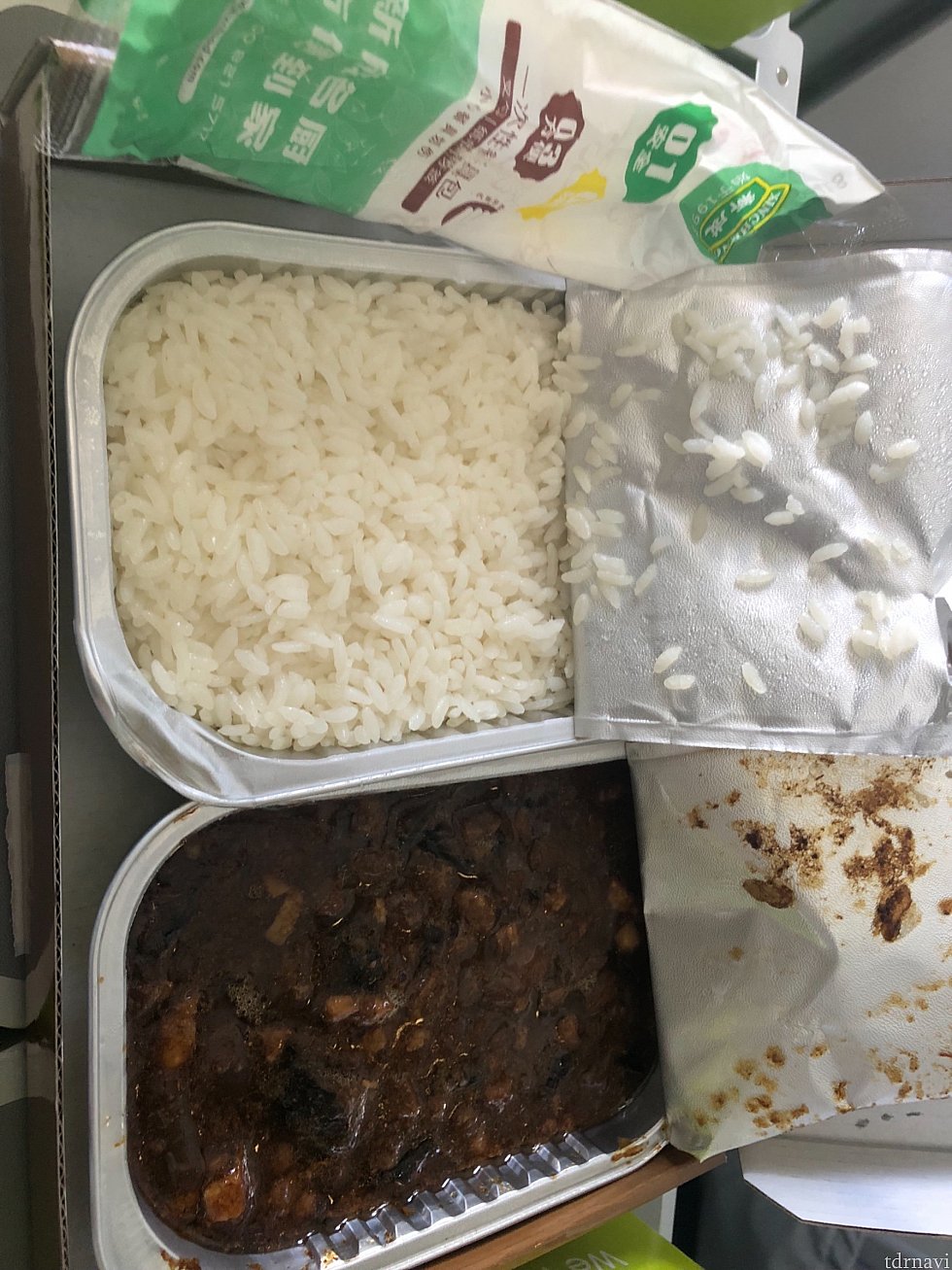 行きの機内食。ナスと牛肉のカレー。あたたかくて美味しい!