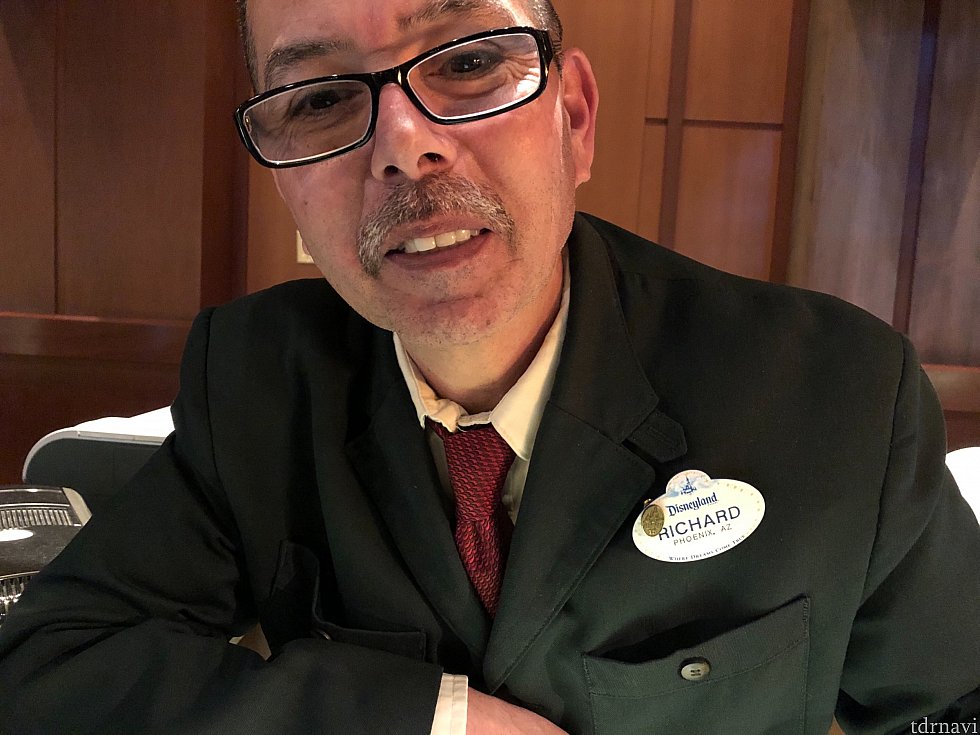 担当して下さったリチャードさん✍️ベテランの証、金バッジが付いてます👏15年以上働いてると仰ってました✨
