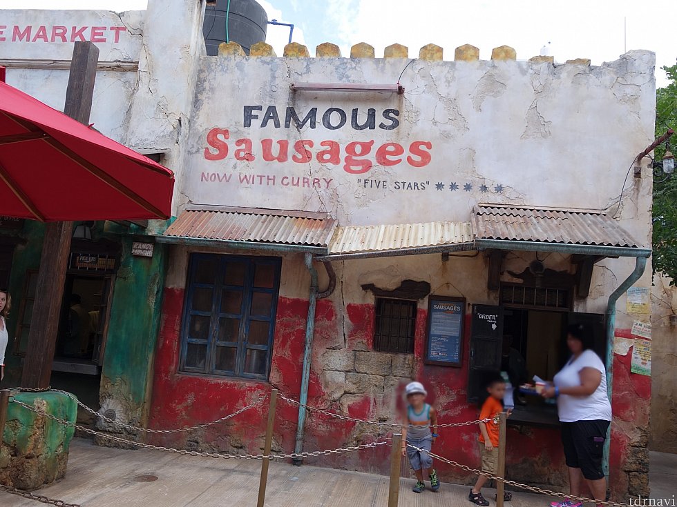 「FAMOUS Sausages」で買えます。ラガービールも販売されてました。