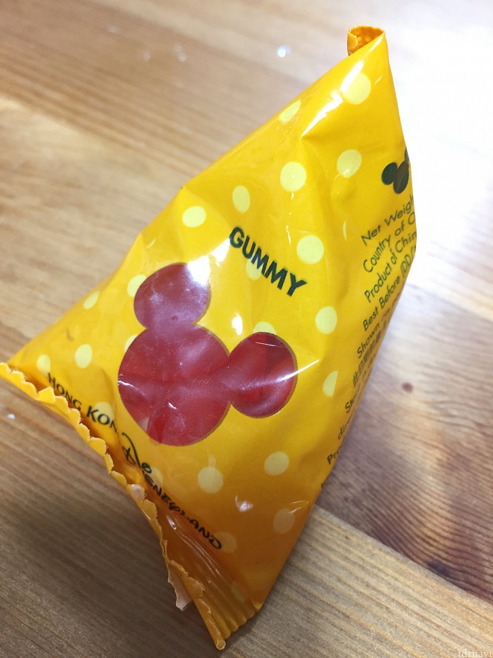 おまけですが、
香港ディズニーランドホテルでお土産を購入したところなぜかこちらのグミをプレゼントされました!
同じく同じショップで購入した友人は何ももらっていなかったようです💦
香港のサービスは謎が多いです…