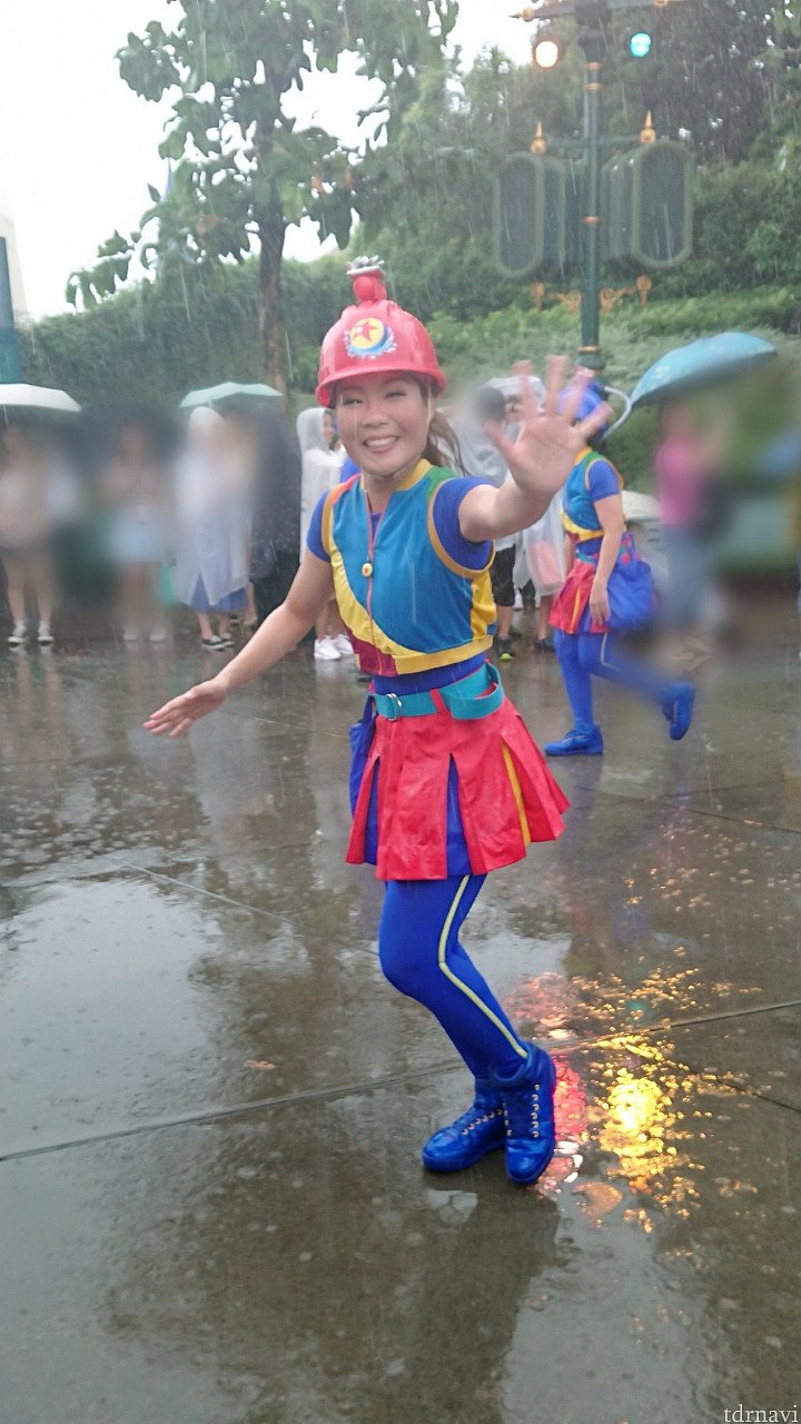 衣装がとってもかわいい。停止モードになるとお姉さんの帽子から四方八方水が出てきます。