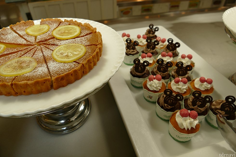 こちらのミッキーカップケーキ!友人のお気に入りでチョコレートケーキよりこっちのチョコカップケーキの方が美味しいとのことです(謎のこだわり)