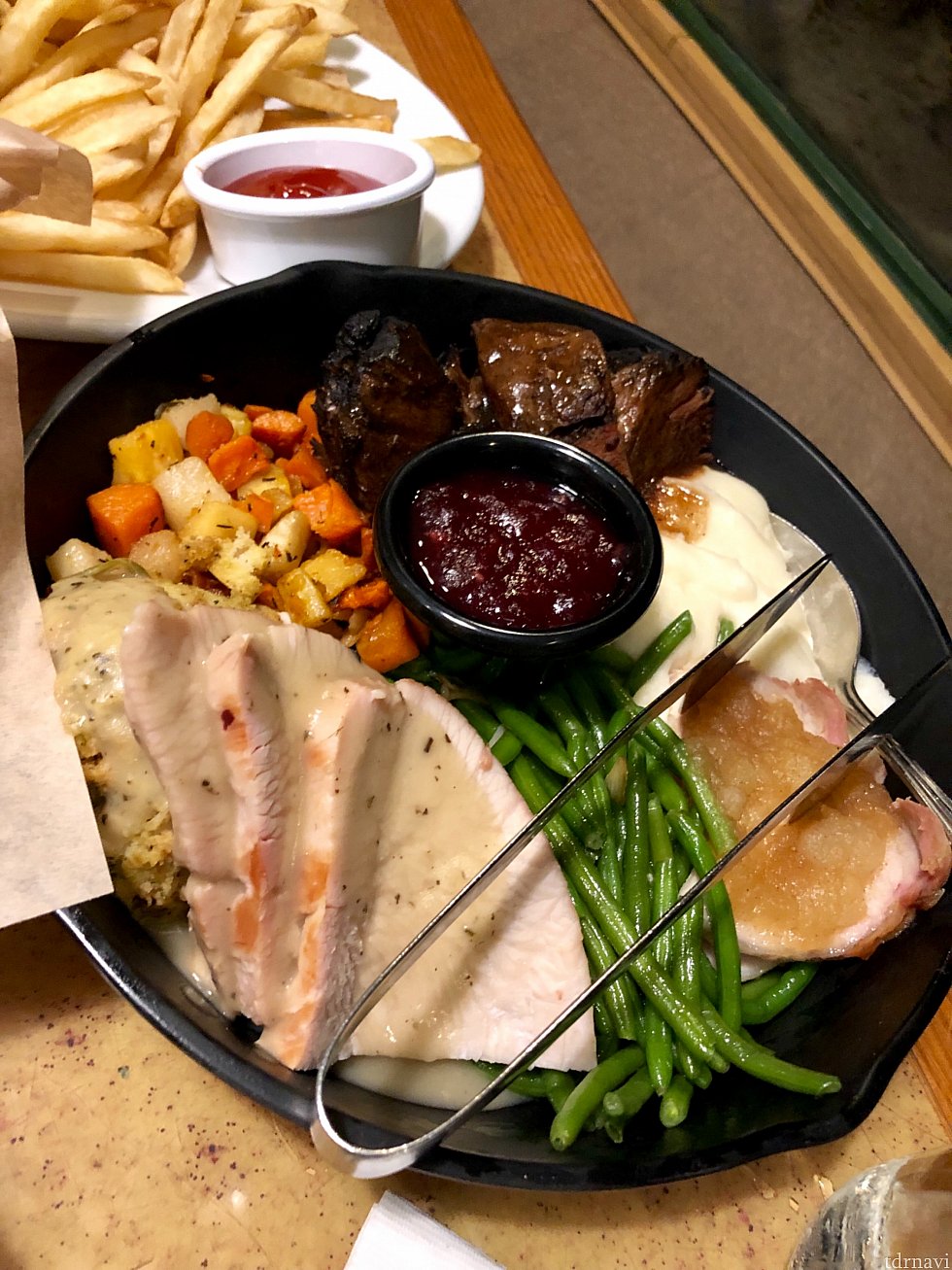 メインディッシュは大きなフライパンで提供されます。写真は3人前です。食事は典型的なサンクスギビング中に食べるお料理。サンクスギビングと言えばこのような食事が出てくるので、その時期以外にこれ食べるのは意外でしたが、アメリカ人てこれ大好物なんです。お正月のおせちみたいな物なんでしょうね。普通にイケました。