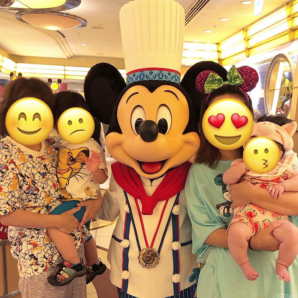 最後はみんなで!✨
息子がまさかのグリで逃げる&泣くの超失礼対応だったのに神対応のミッキー
さすがです
本当にどうもありがとう
撮影がうまく進まないんじゃないかそればかり心配でグリに集中できず、、。
でも手元に素敵な写真が残せて本当に良かったです💓
ミッキー、ミニー、ドナルド、デイジー、スタッフの皆さんどうもありがとうございました✨