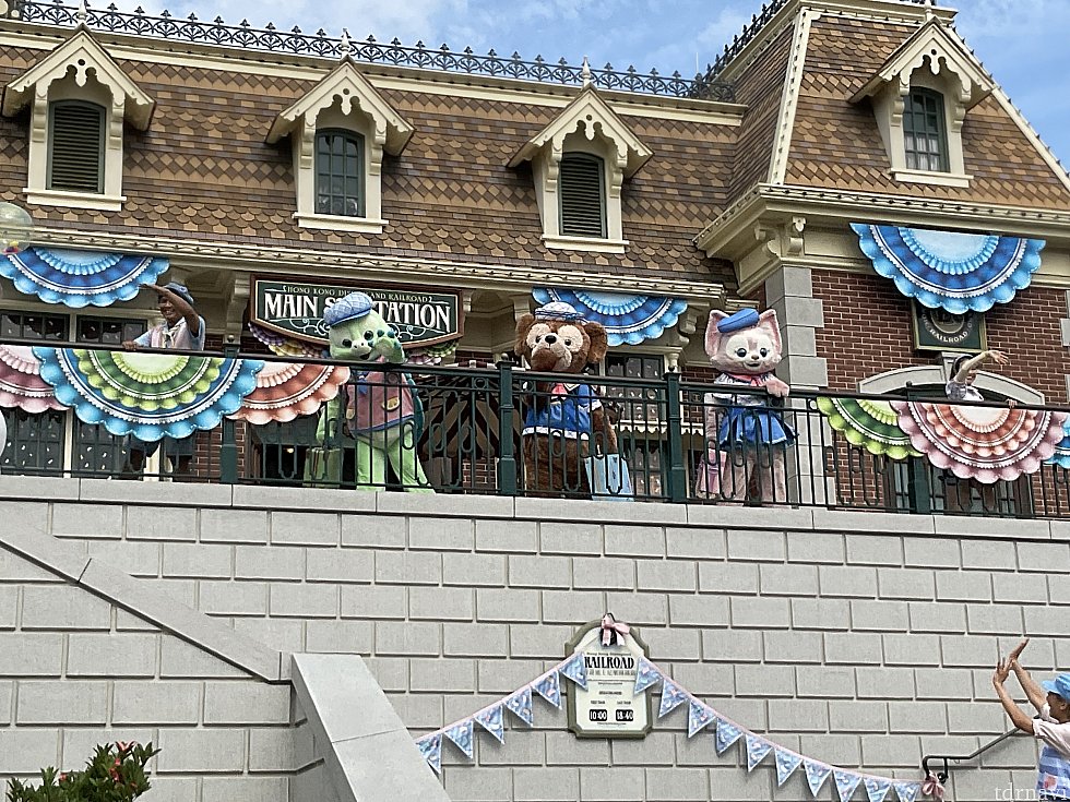 すると鉄道に乗ってダッフィーたちがやってきました