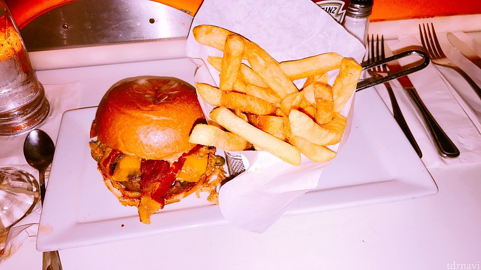 BBQ味のハンバーガー。フラッシュを焚いたらなんとか写真が撮れました
